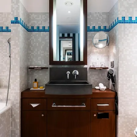 Hotel Radisson Blu Champs-elysées, 5*