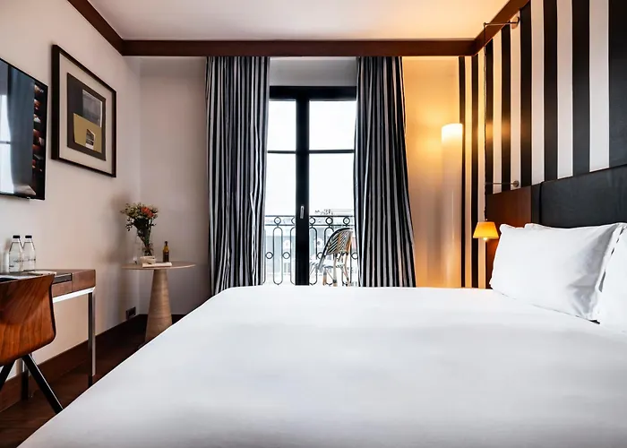 Отель Grand Champs-elysees Париж